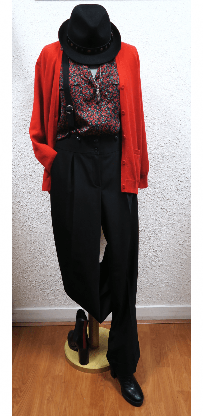 Gilet rouge + pantalon bretelle noir femme