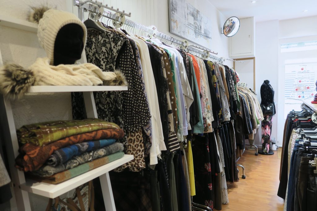 Portants avec vêtements seconde main