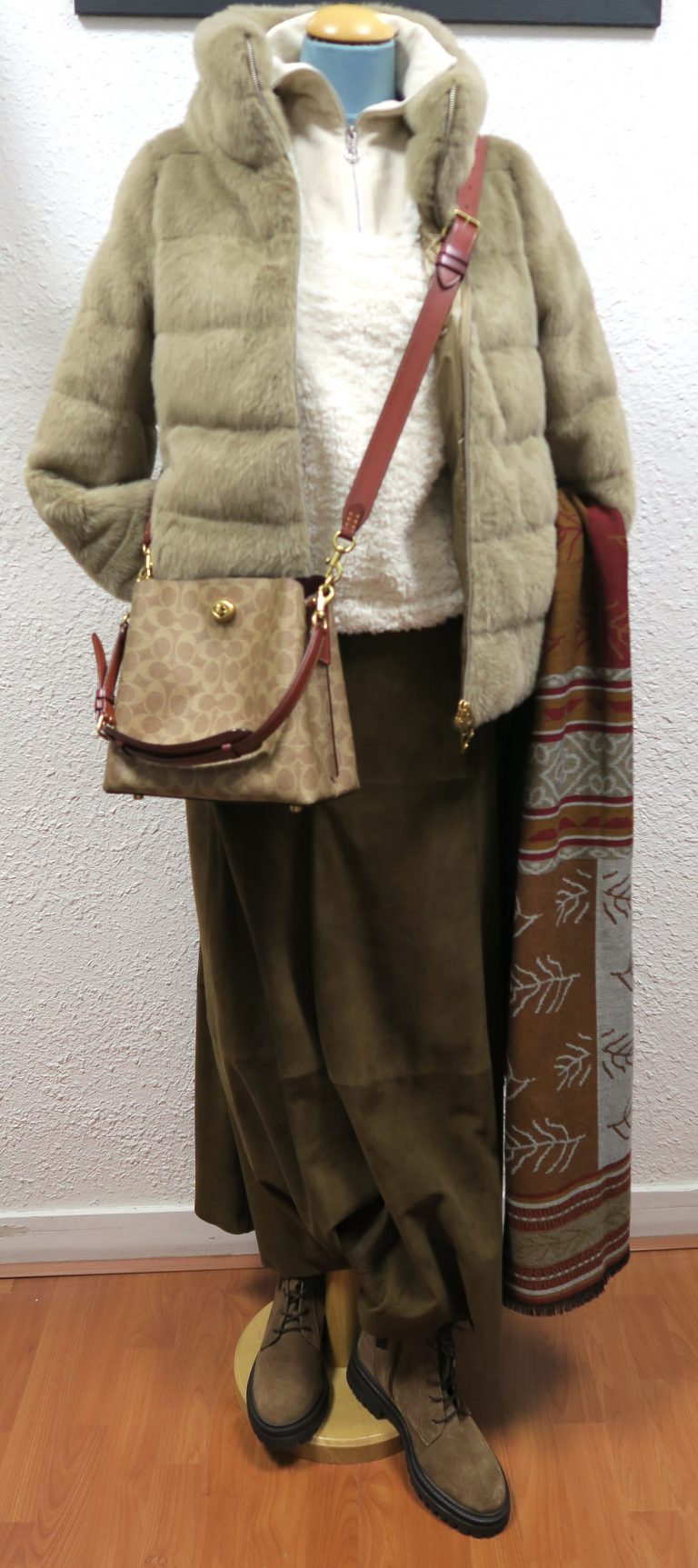 Mannequin femme marron écru